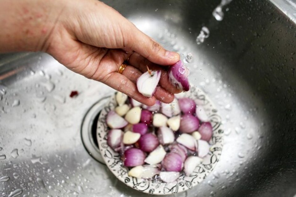 Soak Garlic In Water